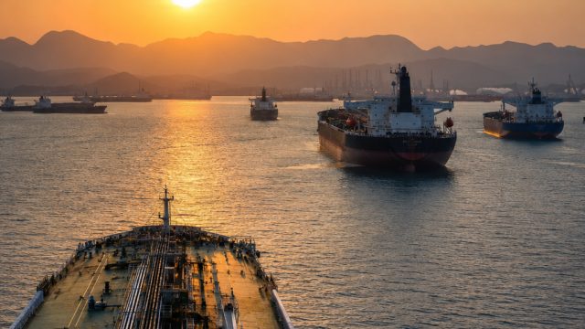 Oil Prices Stabilize Amid Increased Tanker Activity in Hormuz